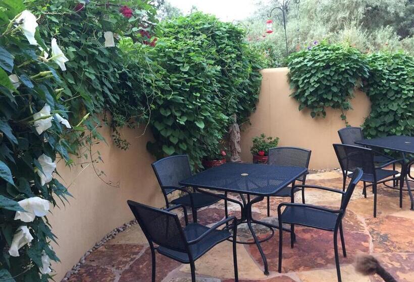 اتاق سوپریور, Red Moon Lodge