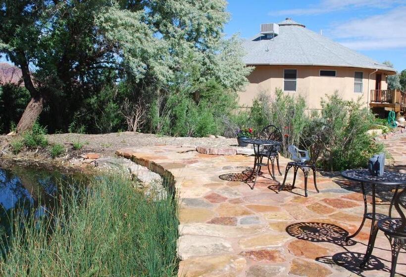 اتاق سوپریور, Red Moon Lodge