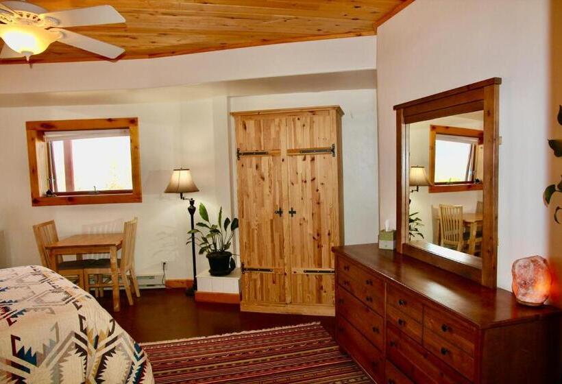 اتاق سوپریور, Red Moon Lodge