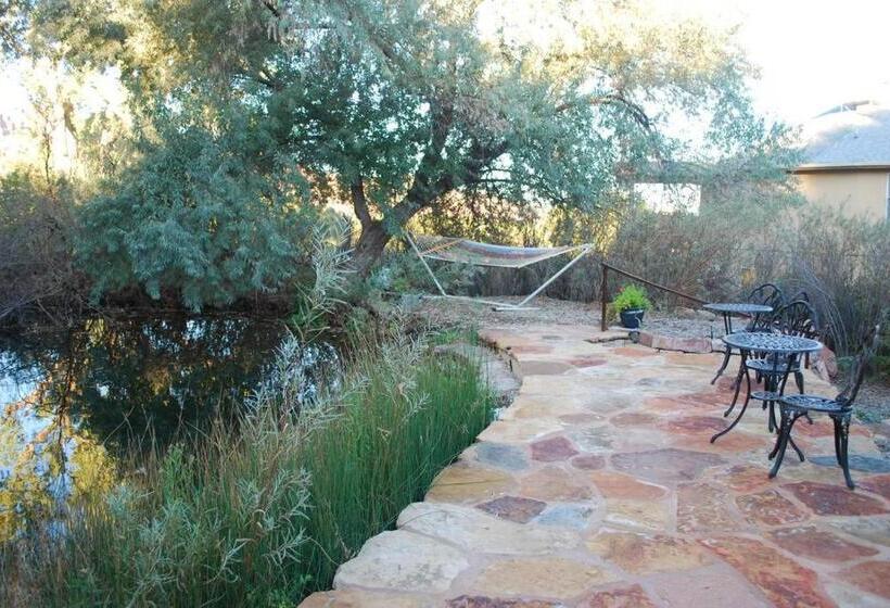 اتاق خانوادگی, Red Moon Lodge