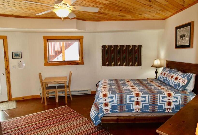 اتاق خانوادگی, Red Moon Lodge