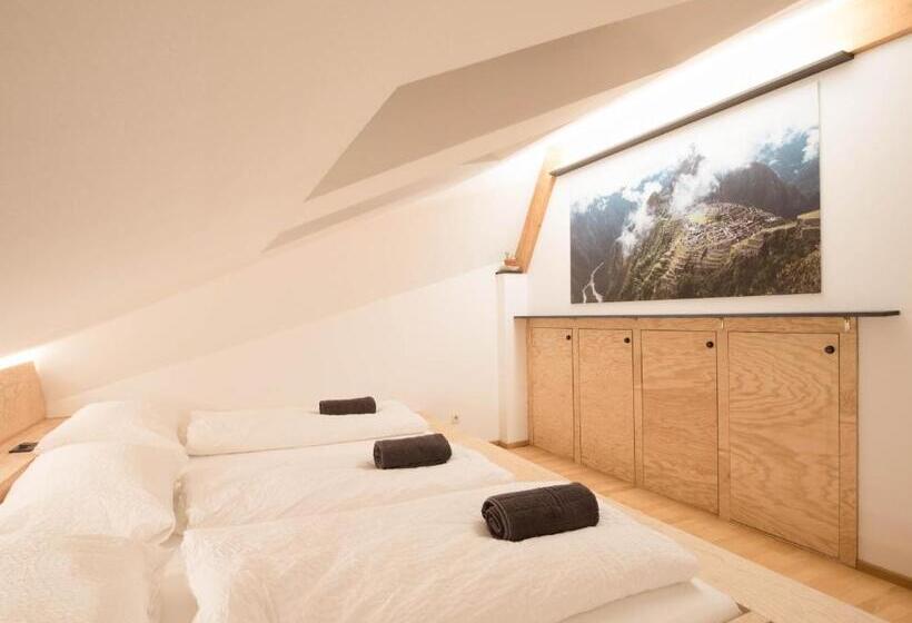اتاق استاندارد چهارنفره با سرویس بهداشتی مشترک, Montagu Hostel