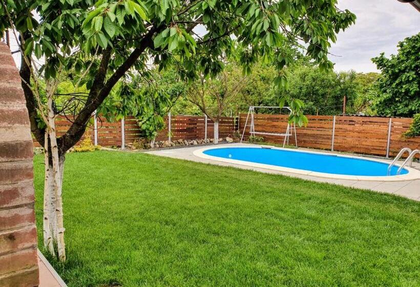 اتاق لوکس با تخت بزرگ, La Cassa