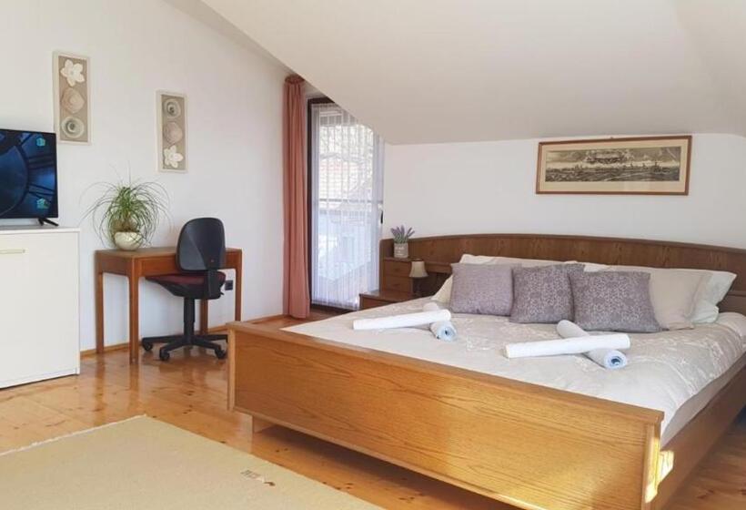 اتاق لوکس با تخت بزرگ, La Cassa