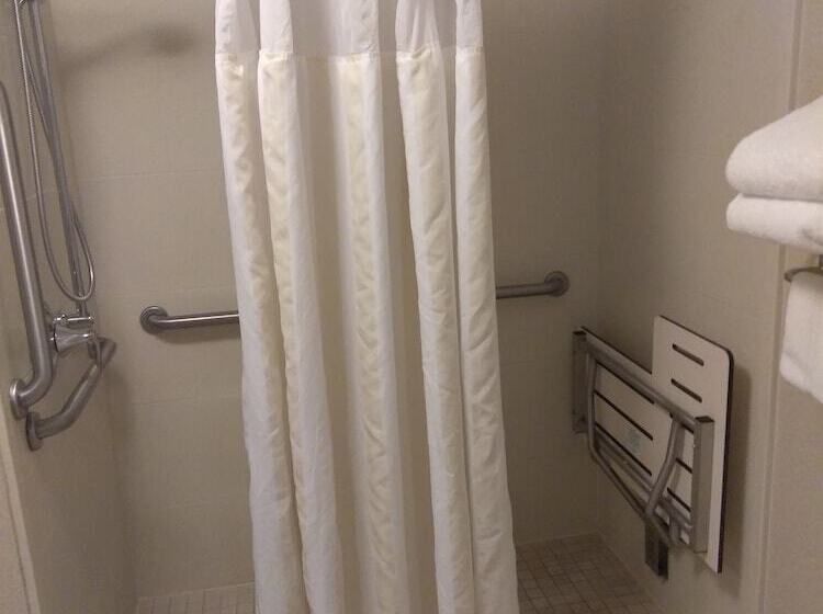 适合残疾人使用的标准间, Hilton Garden Inn Charlotte/concord