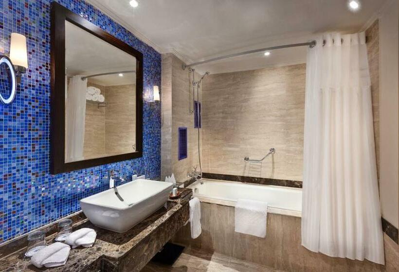 اتاق استاندارد با چشم‌انداز استخر, Hilton Marsa Alam Nubian Resort