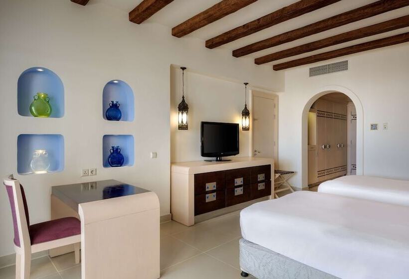 اتاق استاندارد با چشم‌انداز استخر, Hilton Marsa Alam Nubian Resort