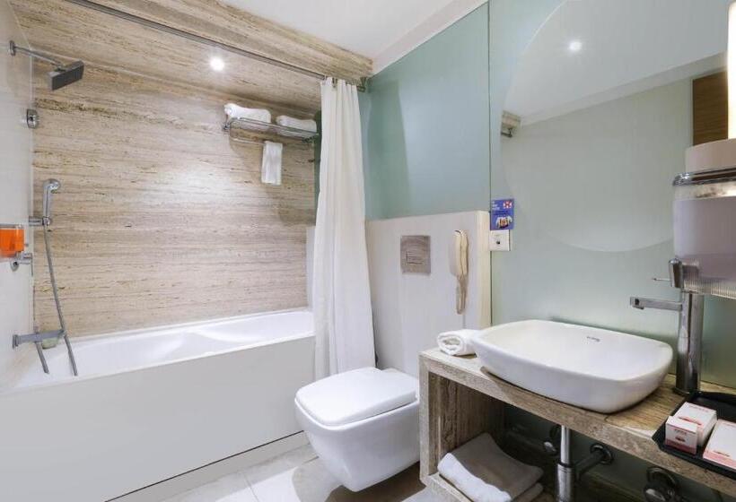 سوییت سوپریور, 7 Apple Hotel Pimpri Pune