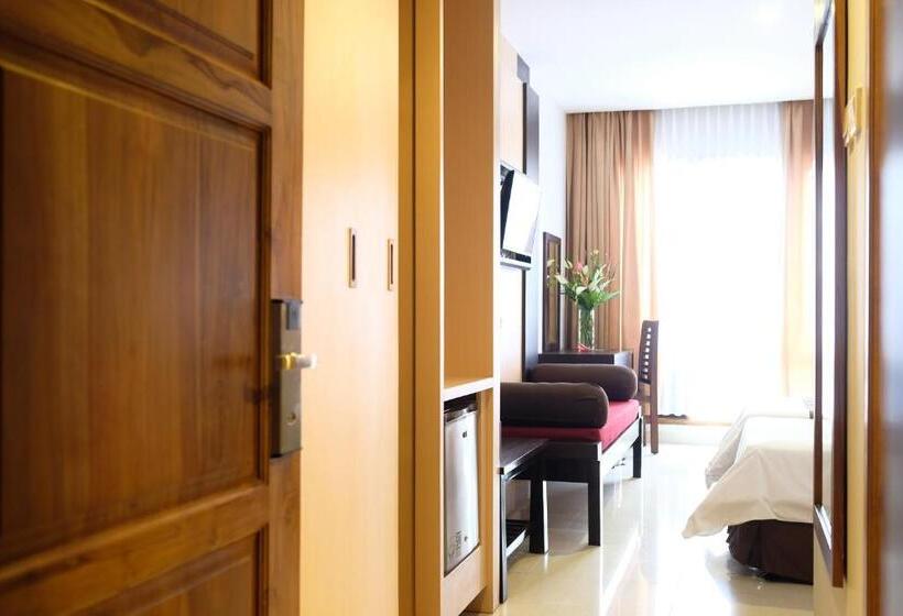 Номер Deluxe Вид на Бассейн, The Grand Hill Resort