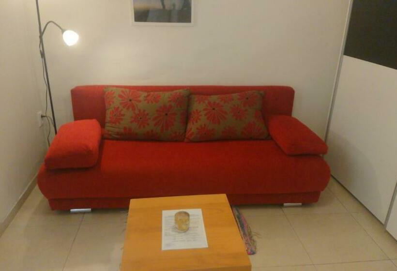 اتاق ساده سه‌ نفره, Gran Hostel