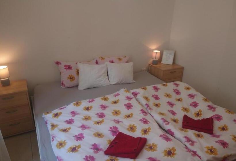 اتاق ساده سه‌ نفره, Gran Hostel