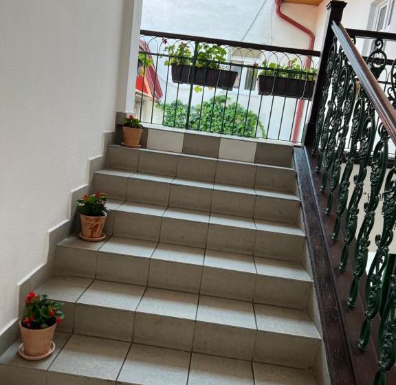 اتاق استاندارد با سرویس بهداشتی مشترک, Gran Hostel