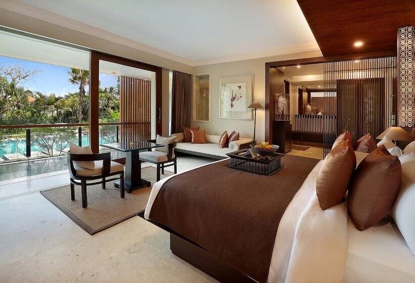 Люкс Вид на Бассейн, Royal Kamuela Villas & Suites At Monkey Forest, Ubud