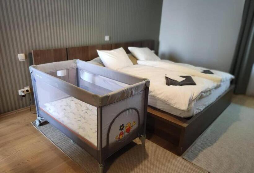 Номер Deluxe, Deák Panzió
