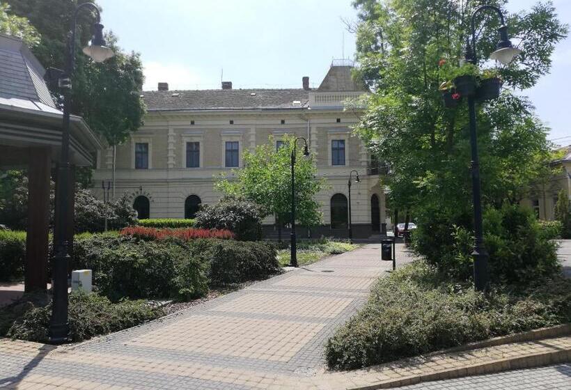 Четырехместный Номер Стандарт с Балконом, Deák Panzió