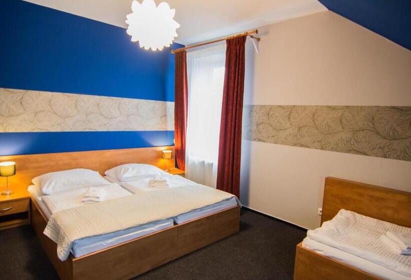 Family Suite, Hron