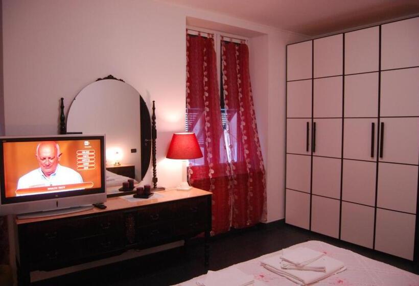 اتاق سه‌نفرۀ استاندارد با سرویس بهداشتی بیرون از اتاق, Casa Mama Guesthouse