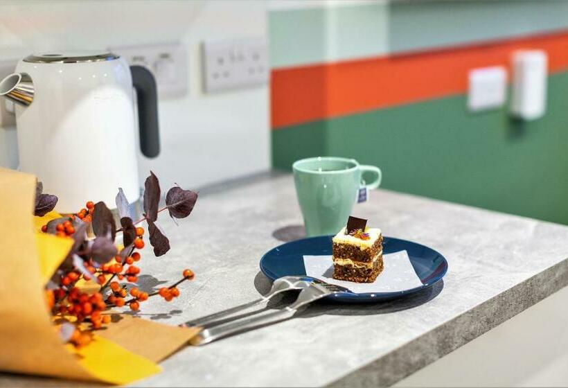استودیوی استاندارد, Your Apartment I Clifton Village