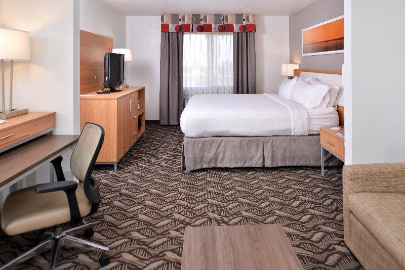 带大床的标准间, Holiday Inn Express Hotel & Suites Lonoke I 40, An Ihg