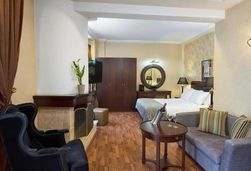سوییت جونیور, Olympus Mediterranean Boutique