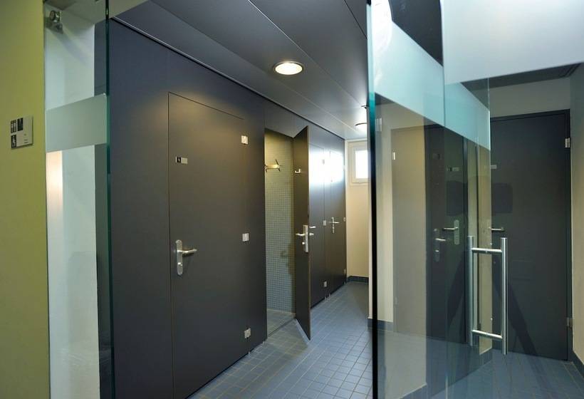 ルームシェアのワンベッド, Locarno Youth Hostel