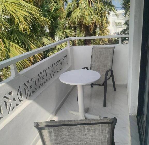 اتاق سوپریور با چشم‌انداز باغ, Dolphin Apartments
