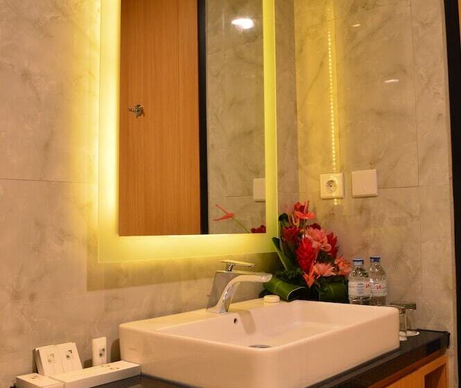 اتاق لوکس با بالکن, Swiss Belhotel Papua