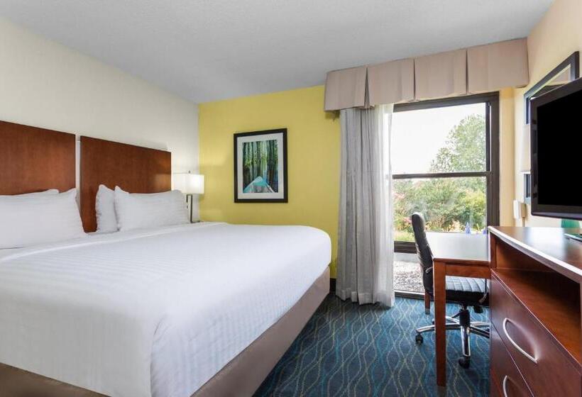 带大床的行政房间, Holiday Inn Express & Suites Wilmington University Center, An Ihg