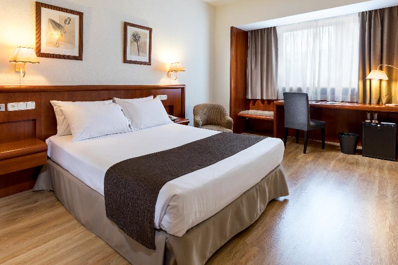 带大床的行政房间, Holiday Inn Express & Suites Wilmington University Center, An Ihg