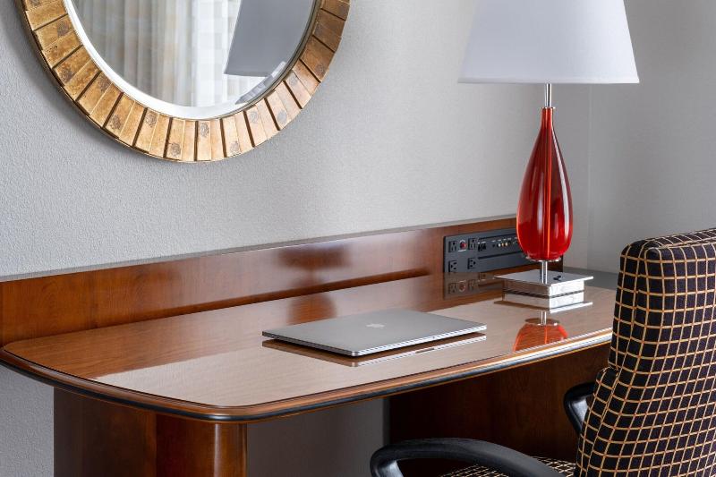 מיטת קינג בסוויטה, St. Petersburg Marriott Clearwater
