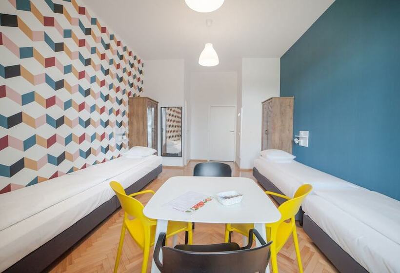 Номер Стандарт Трехместный, Atlantis Hostel