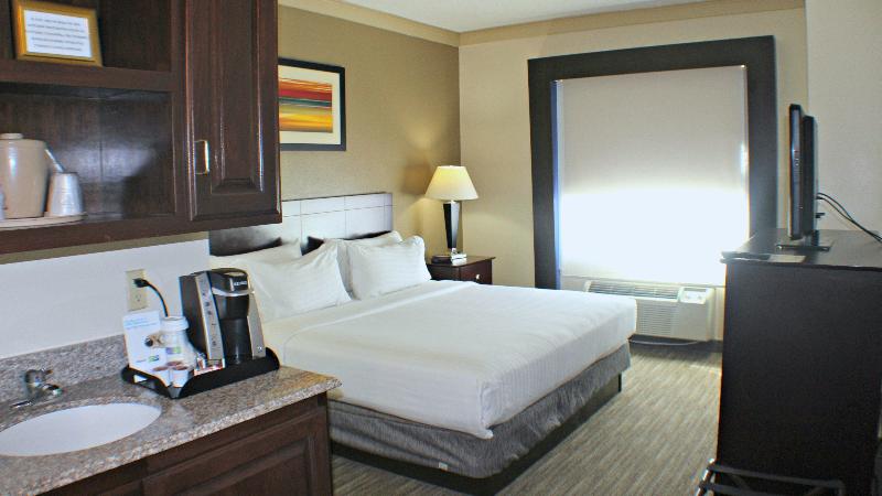 Номер Стандарт Кровать Кинг Адаптированный для Инвалидов, Holiday Inn Express Hotel & Suites Plainview, An Ihg