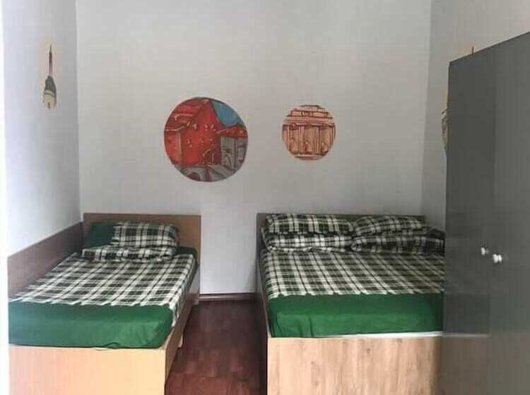 غرفة قياسية ثلاثية, Mister Hostel