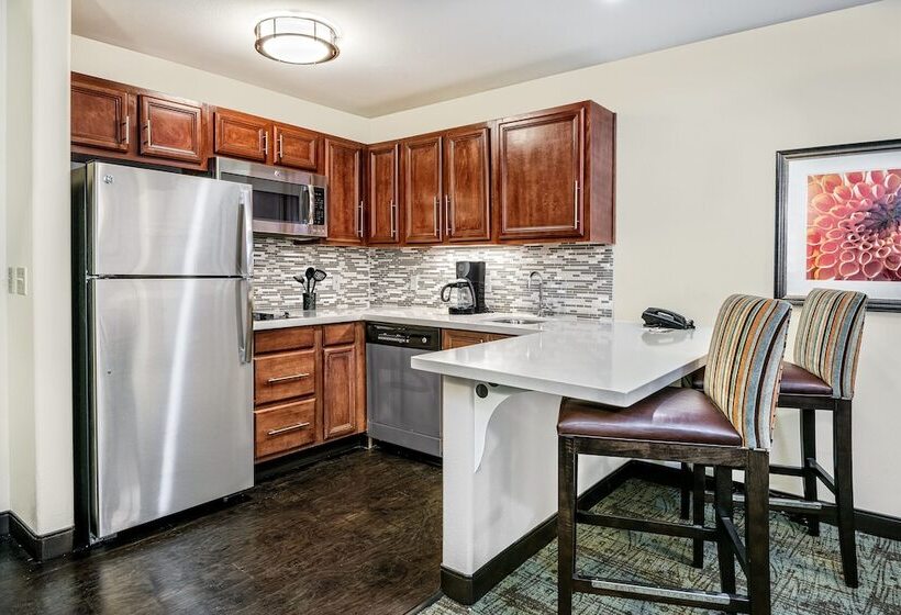 מיטת קינג בסוויטה, Staybridge Suites Lubbock   University Area, An Ihg