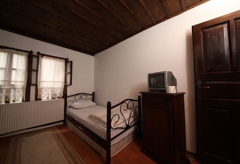 Номер Стандарт Трехместный, Efe Guest House