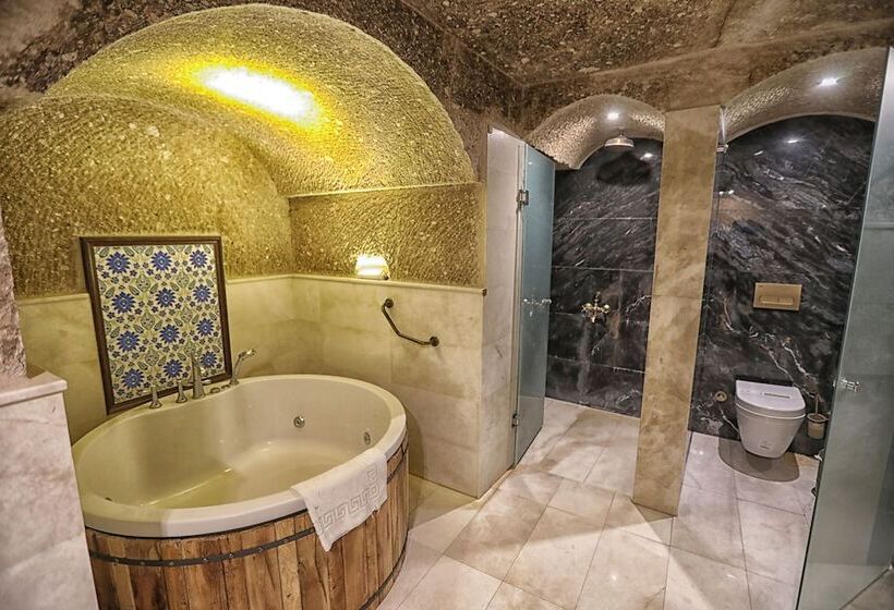 Полулюкс, Traveller S Cave