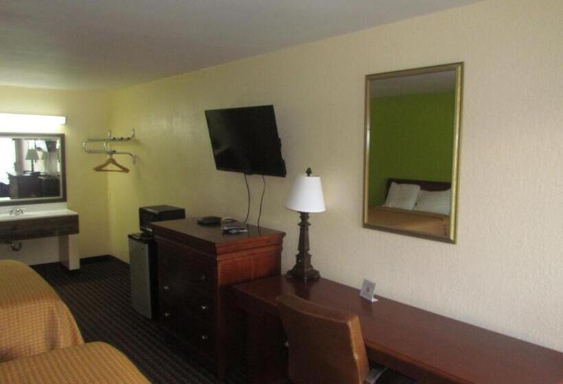 带2个双人床的标准工作室, Red Carpet Inn   Augusta