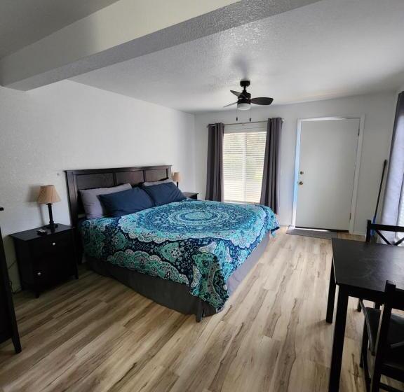 스위트 킹사이즈 침대, Plainview Motel