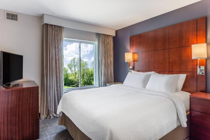 带大床的标准工作室, Residence Inn Duluth