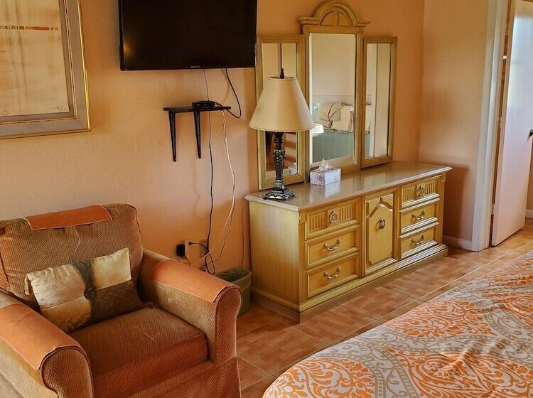 高级大房间, Conty's Motel