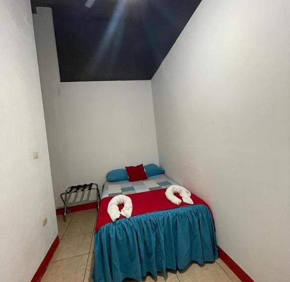 اتاق اکونومی, Hostal Blood Moon