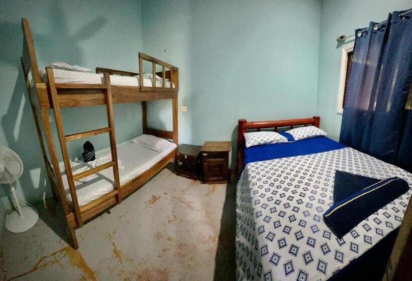스탠다드 트리픔 룸 공동욕실, Luminosa Uvita Hostel