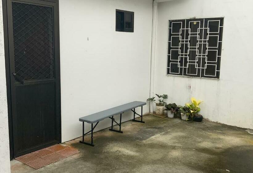 استودیوی لوکس, Chillax Inn