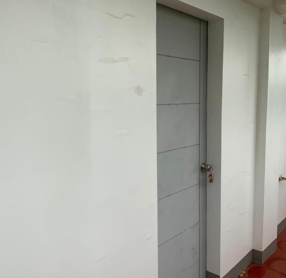اتاق اکونومی, Chillax Inn