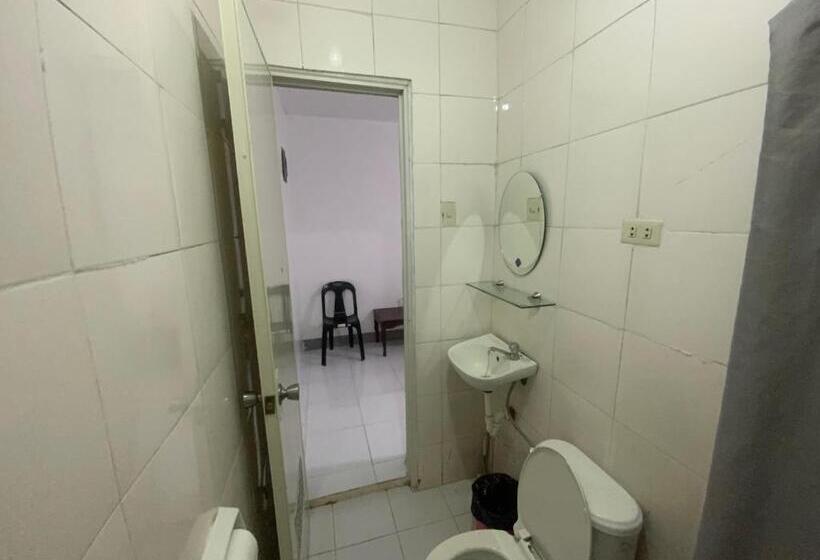 استودیوی استاندارد, Chillax Inn