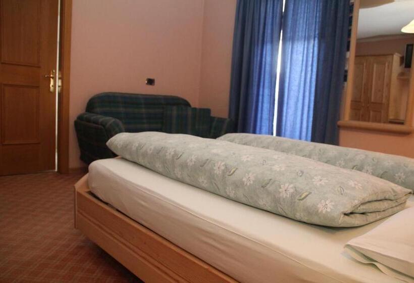 اتاق استاندارد سه نفره, Albergo Caravasc