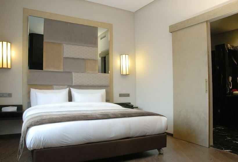 주니어 스위트, Imperial Casablanca
