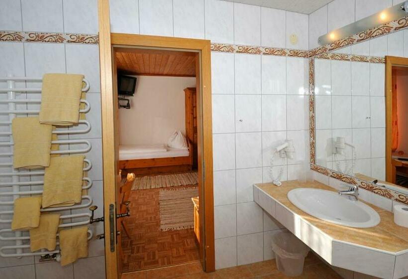 اتاق استاندارد سه نفره, Kerschbaumerhof