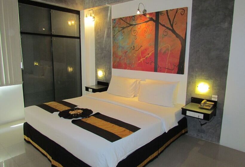 클럽 스튜디오, The Front Hotel And Apartments