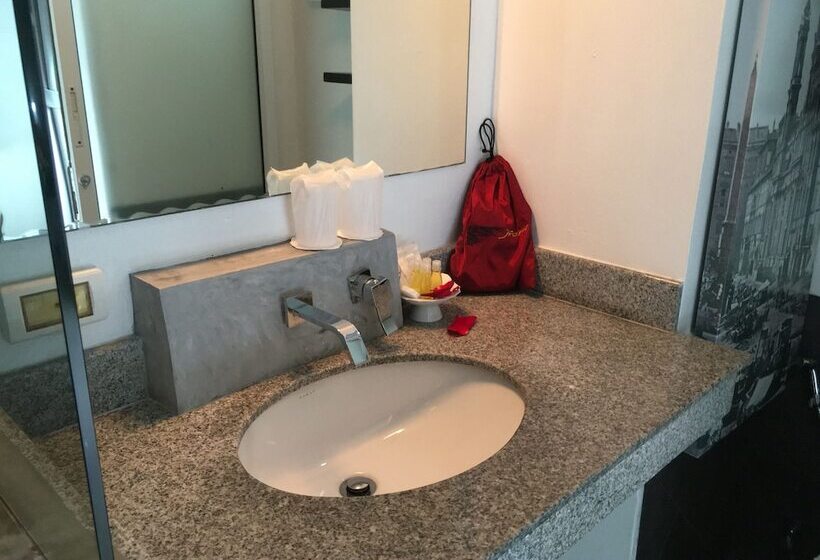 스탠다드 스튜디오 더블 침대, The Front Hotel And Apartments